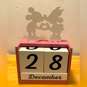 Disney: Mickey & Minnie Mouse Wood Block Perpetual Desk Calendar: Months Days